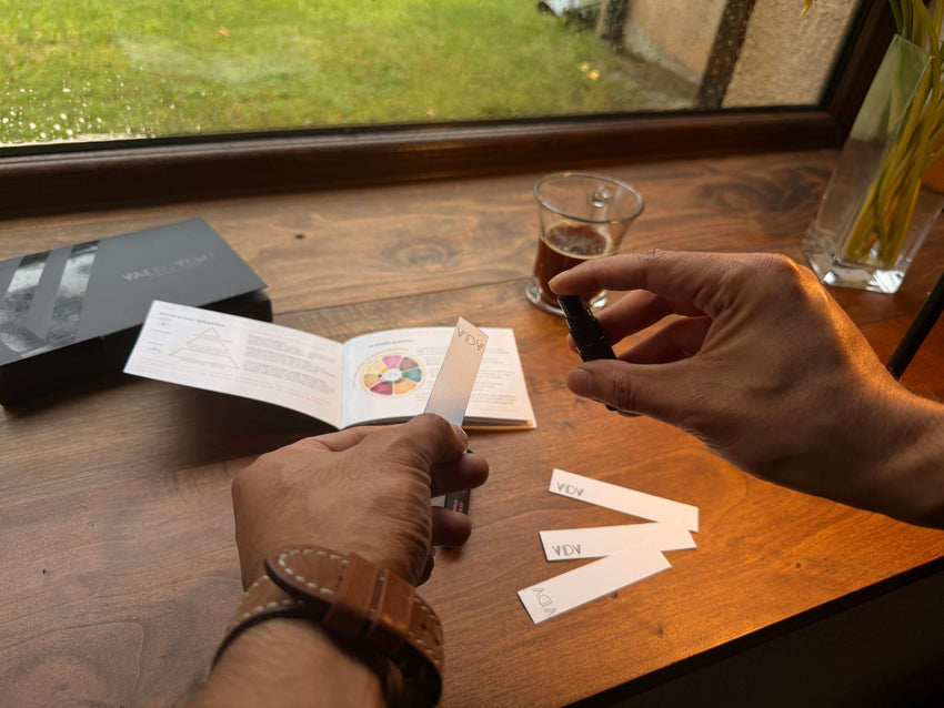 Prueba de un perfume Val du Vent sobre una tira olfativa, sin aplicación en la piel